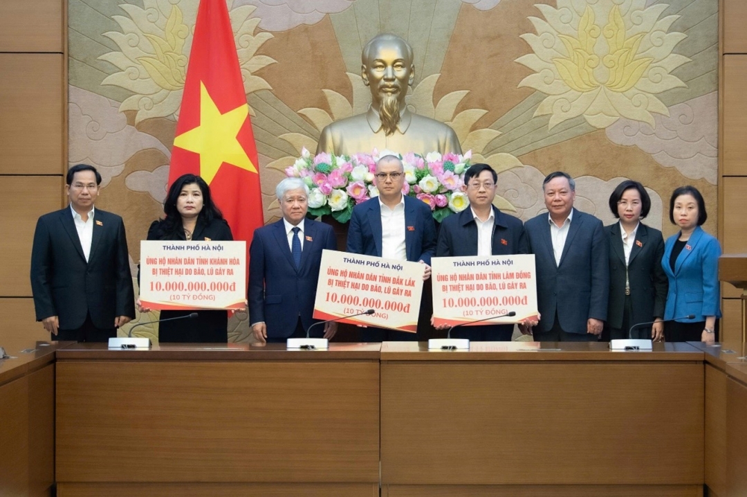 Trao kinh phí hỗ trợ các tỉnh Đắk Lắk, Lâm Đồng và Khánh Hòa khắc phục hậu quả mưa lũ. Ảnh: quochoi.vn