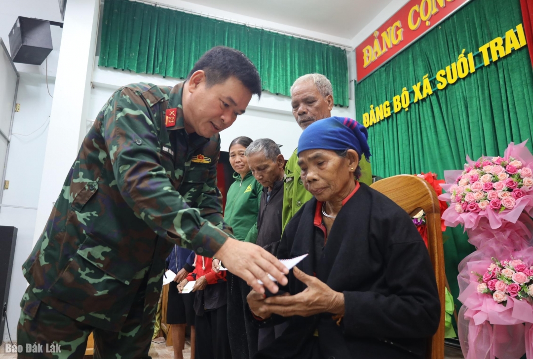 Đại tá Đinh Văn Hưng, Chính ủy Bộ CHQS tỉnh tặng quà cho người dân xã Suối Trai.