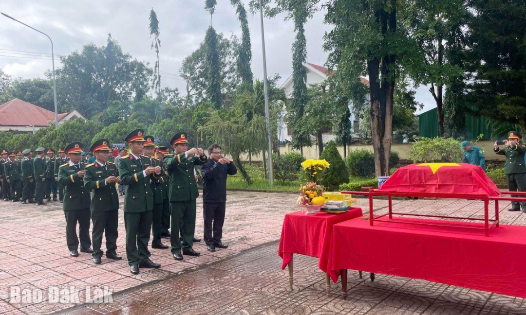 Các đại biểu dâng hương tưởng niệm