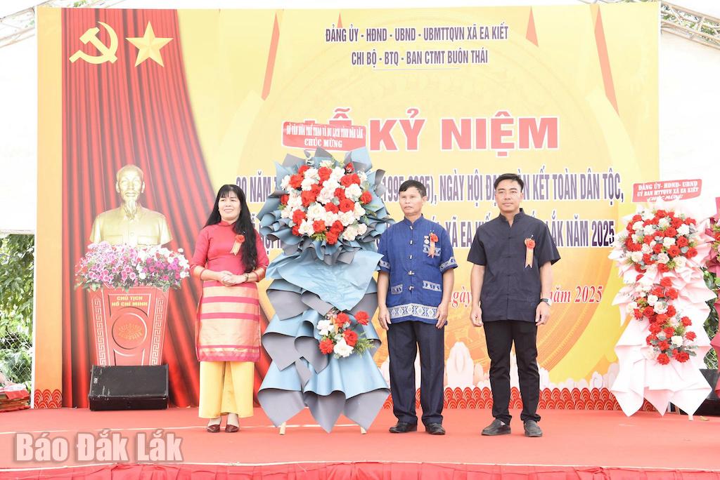 Bà Nguyễn Thụy Phương Hiếu, Phó Gíam đốc Sở Văn hoá, Thể thao và Du lịch tặng hoa chúc mừng ngày hội.