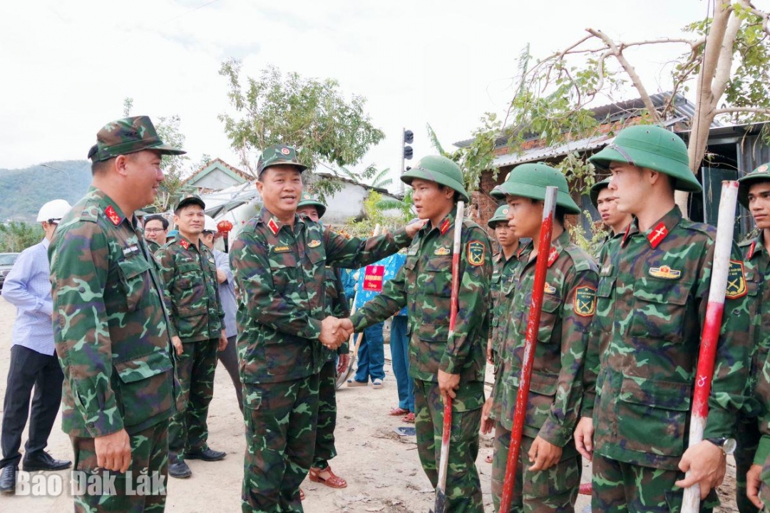 1.	Thiếu tướng Trần Thanh Hải, Phó Tư lệnh Quân khu 5 thăm, động viên các lực lượng thực hiện nhiệm tại xã Đồng Xuân.
