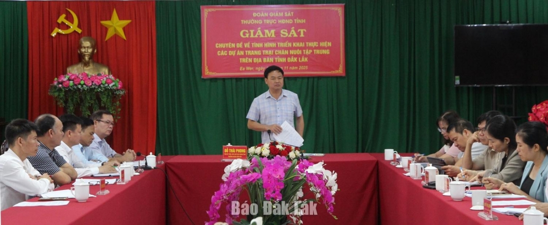 Các đại biểu tham dự buổi làm việc.