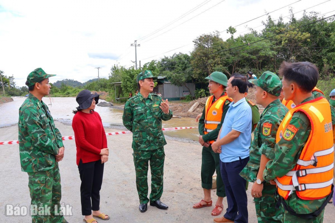 Đại tá Nguyễn Văn Lĩnh và lãnh đạo chính quyền, địa phương xã Buôn Đôn, cùng lực lượng chức năng trao đổi tình hình lũ lụt trên địa bàn.