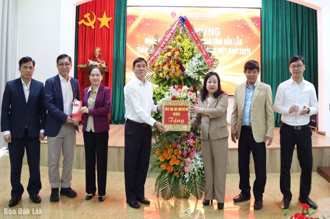 đồng chí Cao Thị Hòa An, Phó Bí thư Thường trực Tỉnh ủy, Chủ tịch HĐND tỉnh tặng hoa chúc mừng Trường Hoàng Việt.