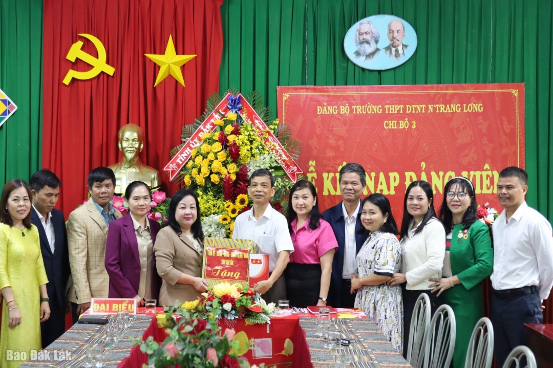 Lãnh đạo tỉnh tặng hoa chúc mừng Trường PTDTNT THPT N’ Trang Lơng.