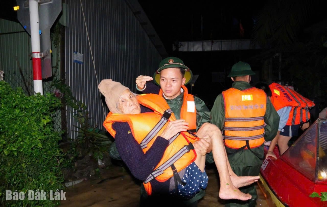 Đưa người dân ra khỏi khu vực nguy hiểm.