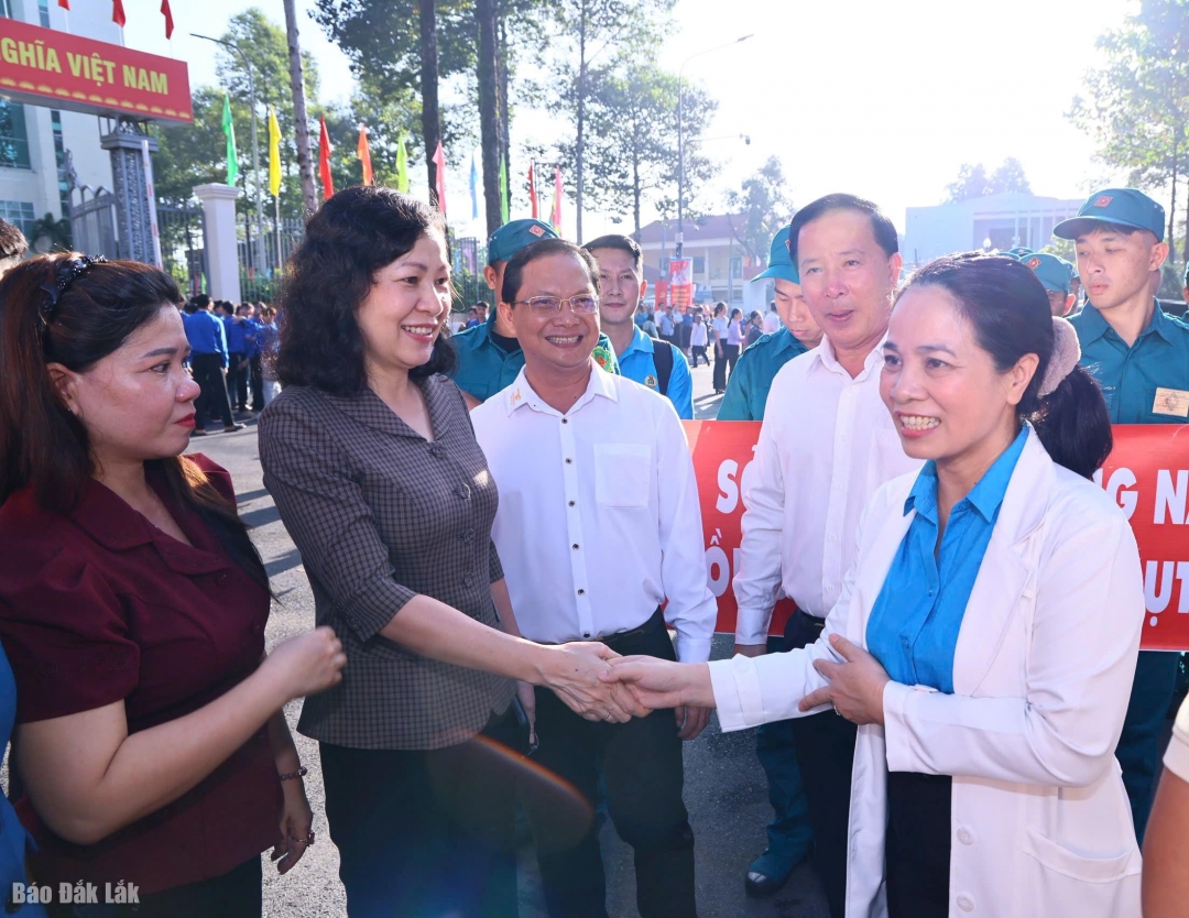 Lãnh đạo tỉnh Đồng Nai động viên Giám đốc Sở Y tế Đồng Nai Đỗ Thị Nguyên, Trưởng đoàn công tác trước giờ lên đường hỗ trợ người dân Đắk Lắk.