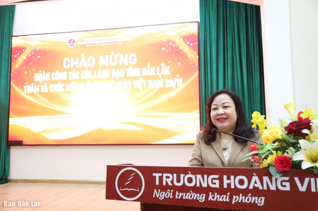 đồng chí Cao Thị Hòa An, Phó Bí thư Thường trực Tỉnh ủy, Chủ tịch HĐND tỉnh phát biểu tại buổi làm việc với Ban Giám hiệu Trường Tiểu học, THCS và THPT Hoàng Việt.