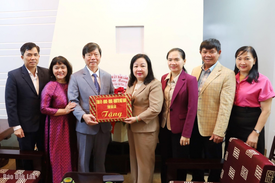 Nhà giáo ưu tú Nguyễn Ngọc Thái nhận quà và hoa chúc mừng của lãnh đạo tỉnh.