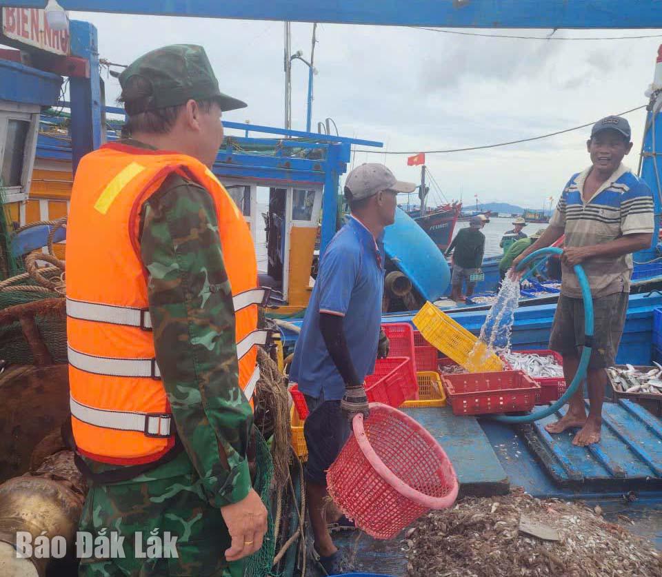 Lực lượng biên phòng vận động ngư dân vào bờ tránh trú bão. Ảnh: Anh Hoàng