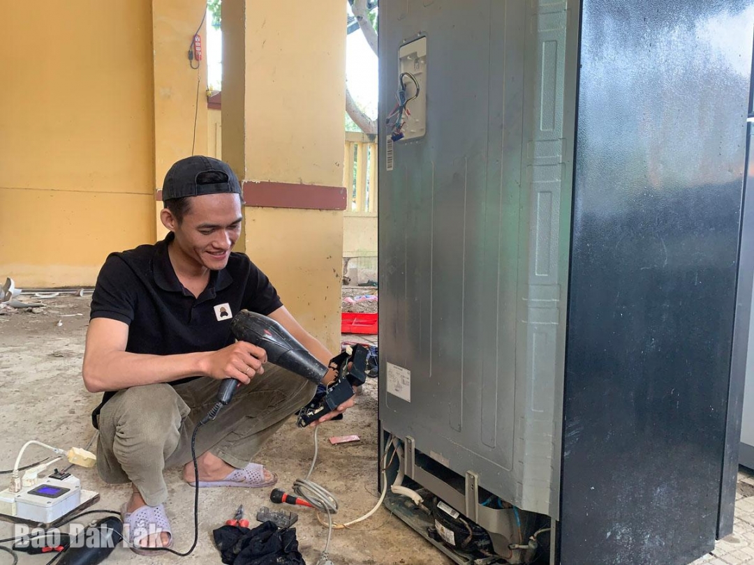 Anh Lê Văn Thắng (Hội Điện Lạnh Huế) đang sửa thiết bị máy lạnh cho người dân.