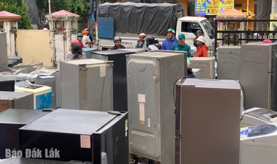 -Hàng trăm chiếc máy lạnh của người dân phường Tuy Hòa, phường Phú Yên, phường Bình Kiến đang được người dân khuân đến chờ Hội Điện Lạnh Huế sửa chữa miễn phí