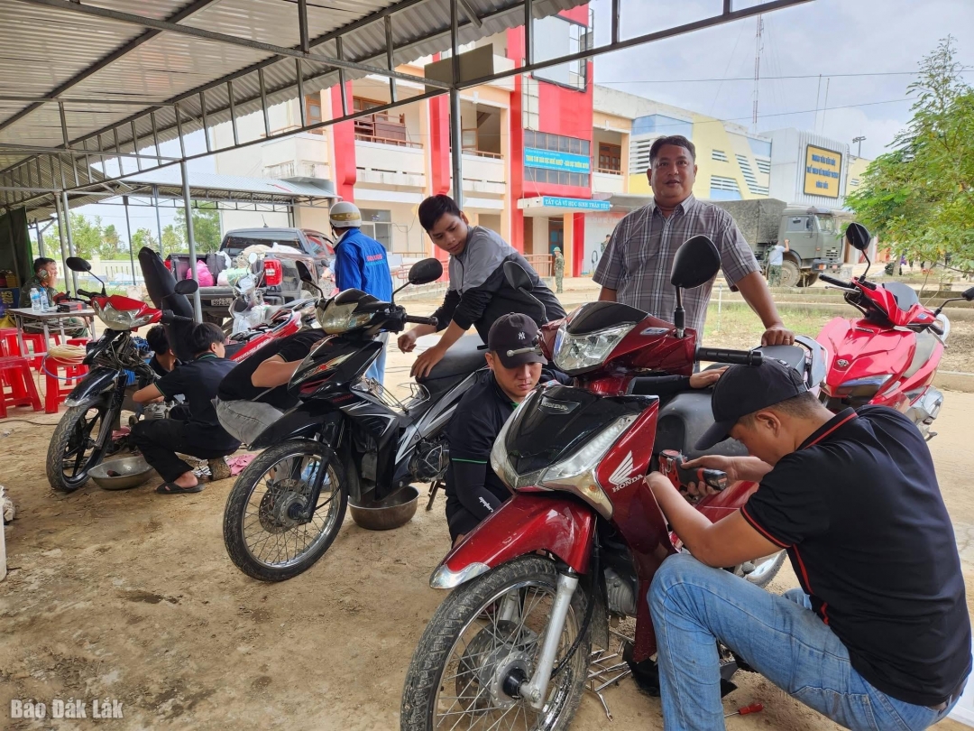 Người dân phường Đông Hòa đem xe máy đến điểm sửa chữa miễn phí