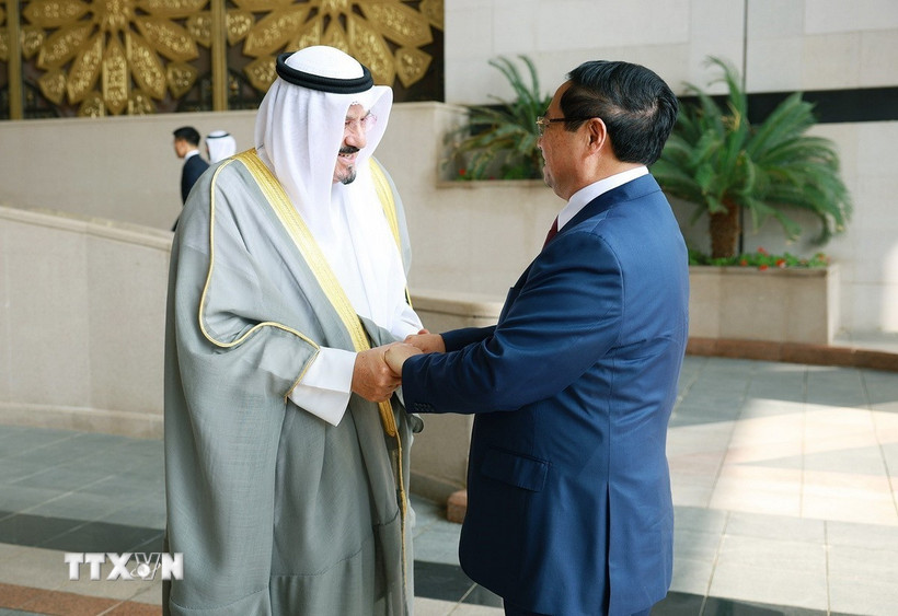 hủ tướng Nhà nước Kuwait Sheikh Ahmad Abdullah Al-Ahmad Al Sabah đón Thủ tướng Phạm Minh Chính thăm chính thức Kuwait. Ảnh: TTXVN