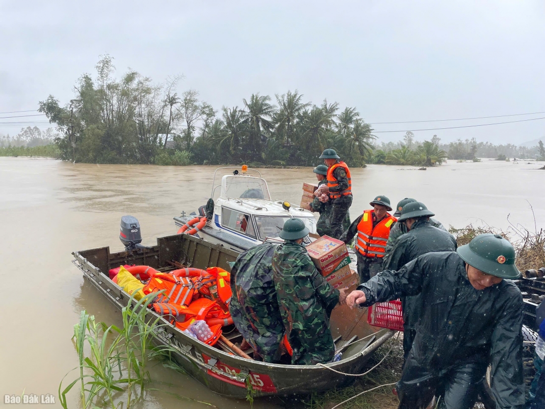 Công tác cứu hộ cứu nạn được triển khai khẩn cấp ở các địa bàn ngập lụt.