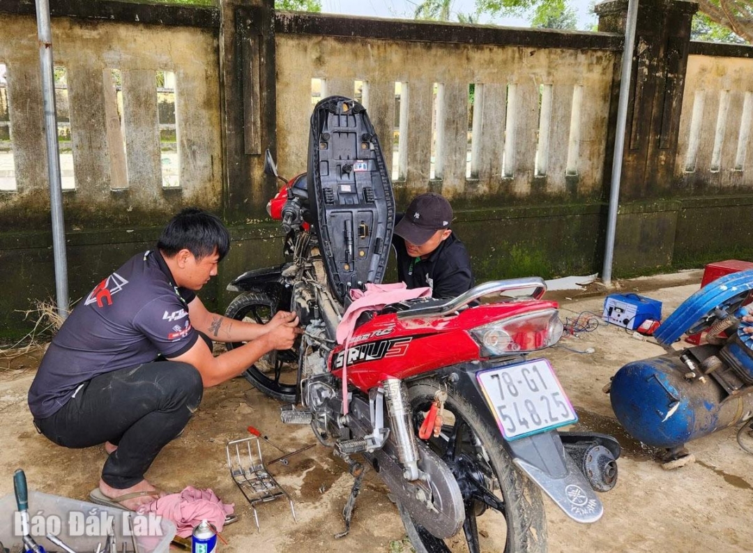 Bằng đôi tay và lòng nhiệt thành, các tình nguyện viên ở Trung tâm Motocycles TV (TP Hồ Chí Minh ) đã thay thế linh kiện, vệ sinh bùn đất và thỏi luồng sinh khí mới vào những chiếc xe máy ngập lụt ở phường Đông Hòa, xã Hòa Xuân…
