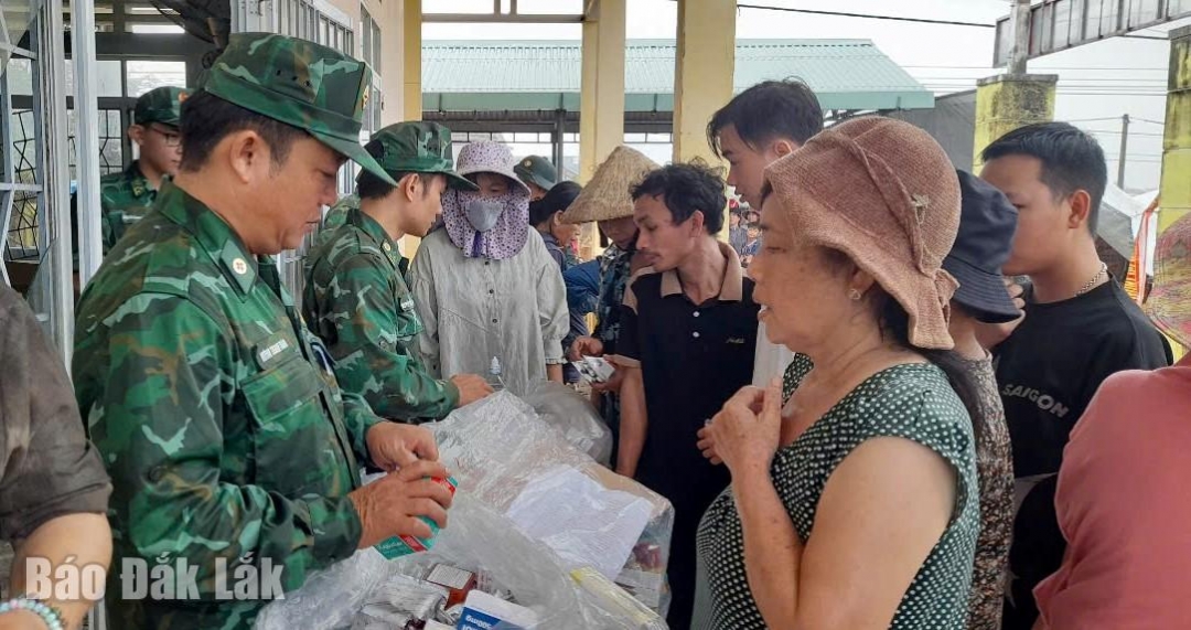 Quân y Bộ đội Biên phòng khám và cấp thuốc miễn phí cho bà con nhân dân xã Hòa Xuân.