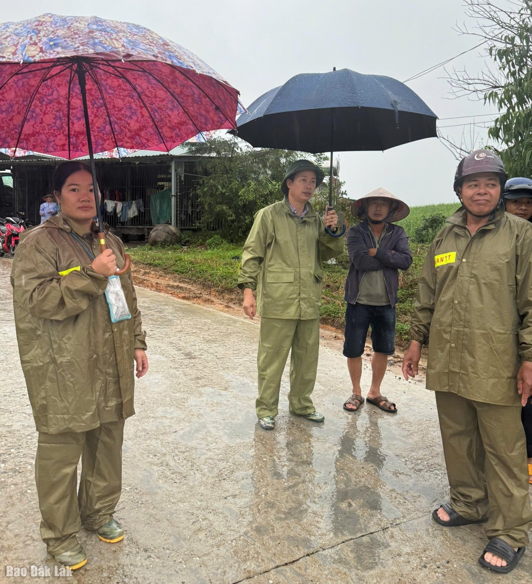 Đồng chí Hòa Quang Trường (giữa) Bí thư Đảng ủy xã chỉ đạo công tác khắc phục tại hiện trường.