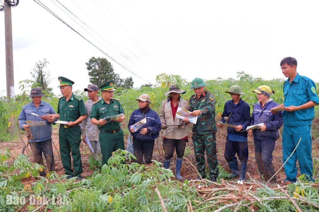 Cấp phát tờ rơi pháp luật cho người dân trên địa bàn.