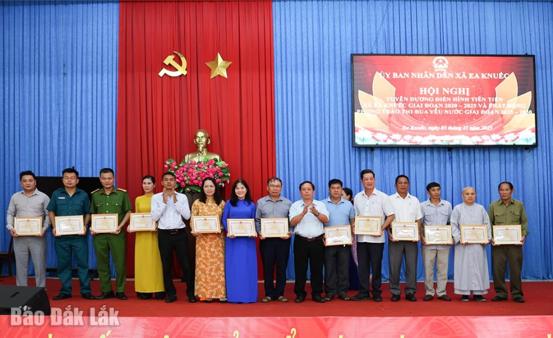 UBND xã Ea Knuếc tuyên dương và khen thưởng 14 tập thể điển hình tiên tiến trong phong trào thi đua yêu nước giai đoạn 2020 - 2025.