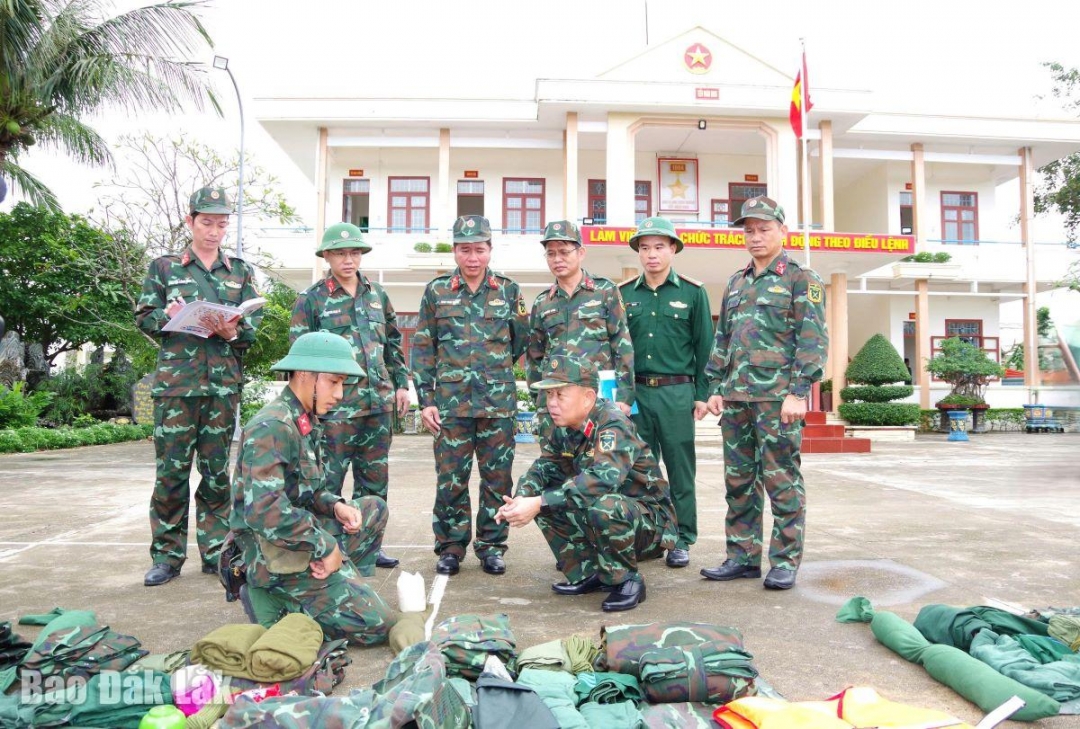 Kiểm tra công tác ứng phó với bão số 13 tại Trung đoàn 888.