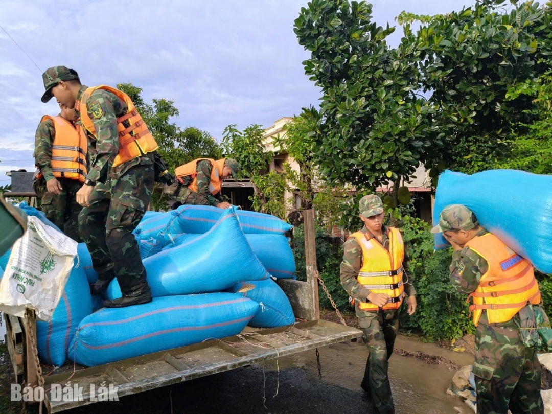 Cán bộ, chiến sĩ Ban Chỉ huy Phòng thủ Khu vực 3 - Ea Súp giúp bà con xã Ea Súp di dời tài sản đến nơi an toàn.