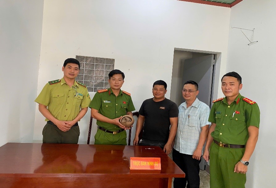 Anh Nguyễn Văn Hoan đến giao nộp cá thể Tê Tê cho cơ quan chức năng. (Ảnh Công an xã Đắk Liêng cung cấp).