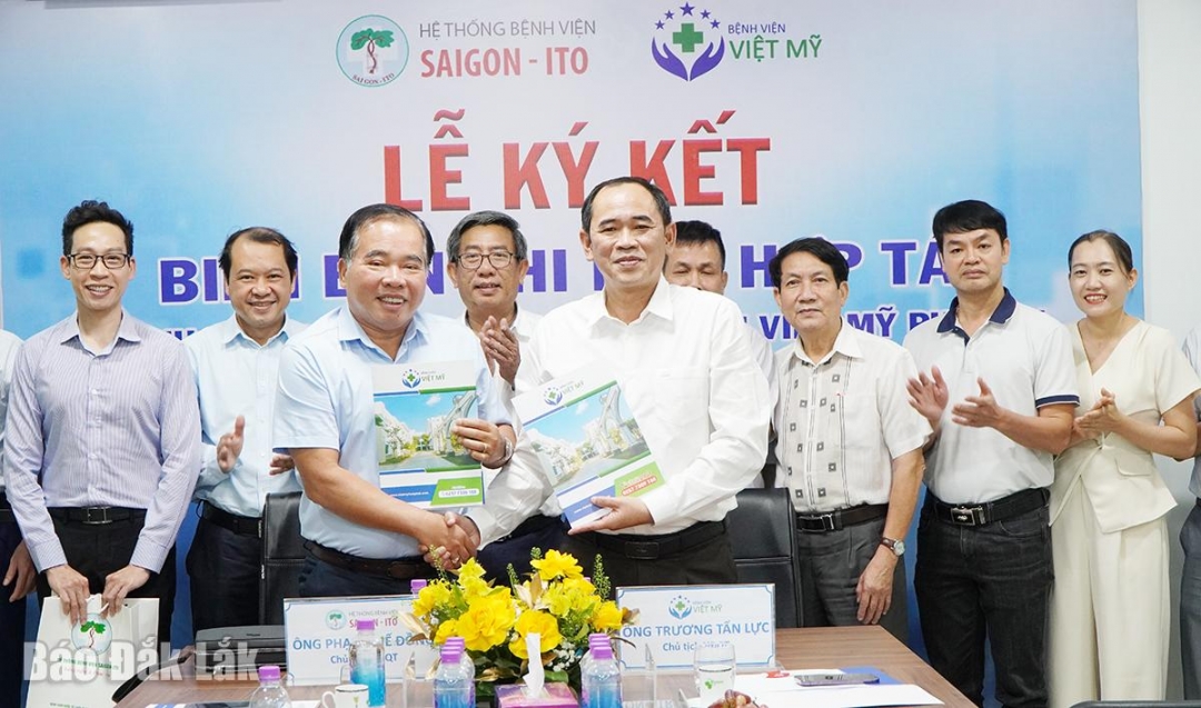 Hai đơn vị trao cho nhau biên bản ghi nhớ đã ký kết.