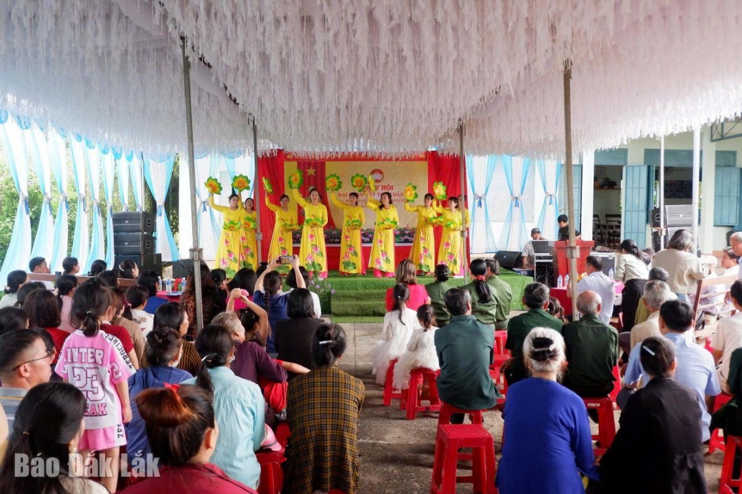 Đông đảo người dân trên địa bàn theo dõi các tiết mục văn nghệ tại ngày hội.