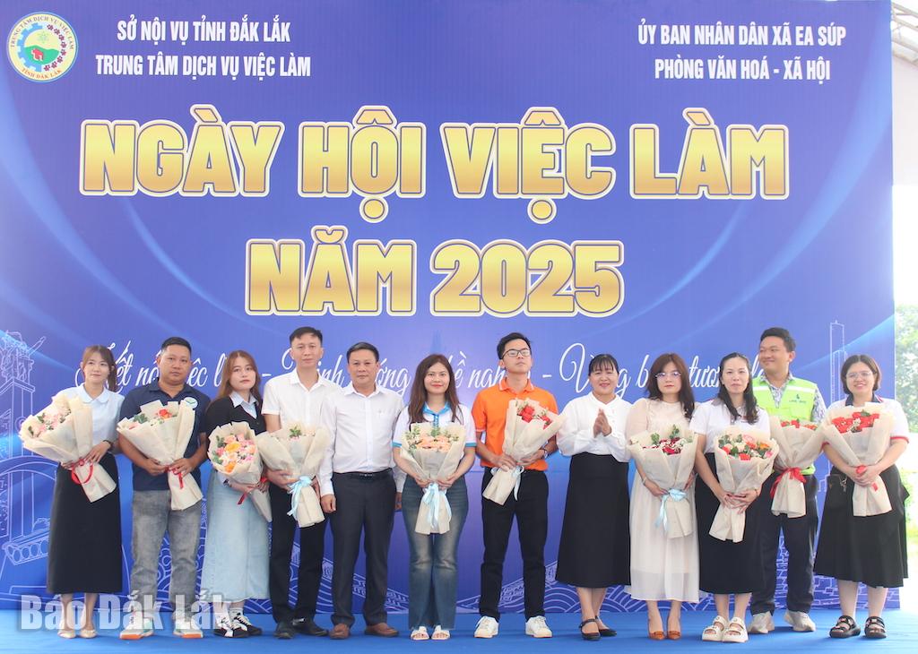Lãnh đạo Trung tâm Dịch vụ việc tỉnh và UBND xã Ea Súp tặng hoa cho các doanh nghiệp tham gia tuyển dụng lao động.