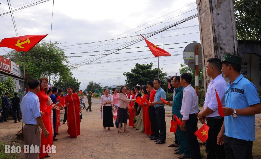 Các đại biểu về dự Ngày hội đại đoàn kết toàn dân tộc tại thôn 4, xã Ea Wer.
