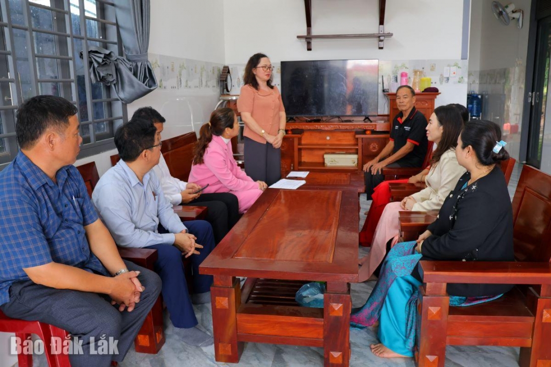 Đoàn công tác thăm hỏi, tặng quà gia đình ông