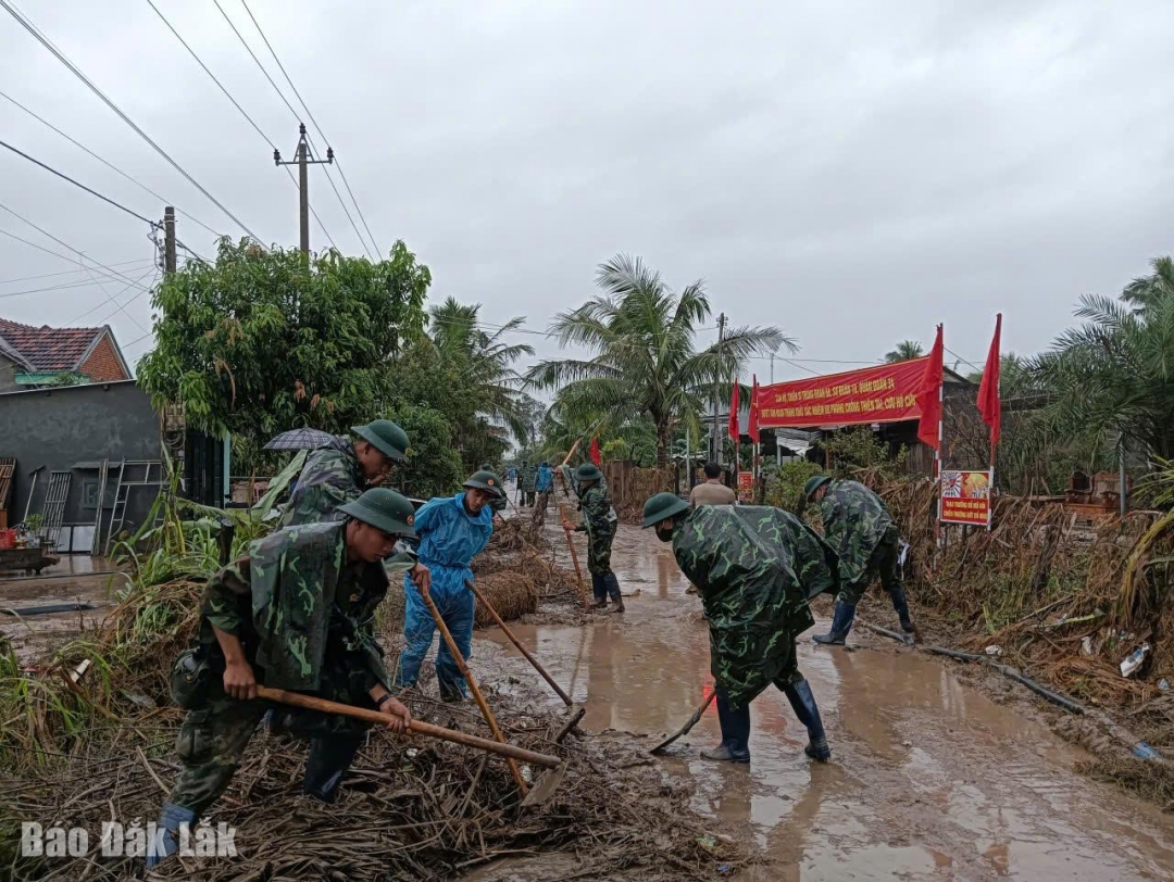 Bộ đội chung sức dọn dẹp môi trường trên địa bàn xã Đức Bình. Ảnh: Anh Thương