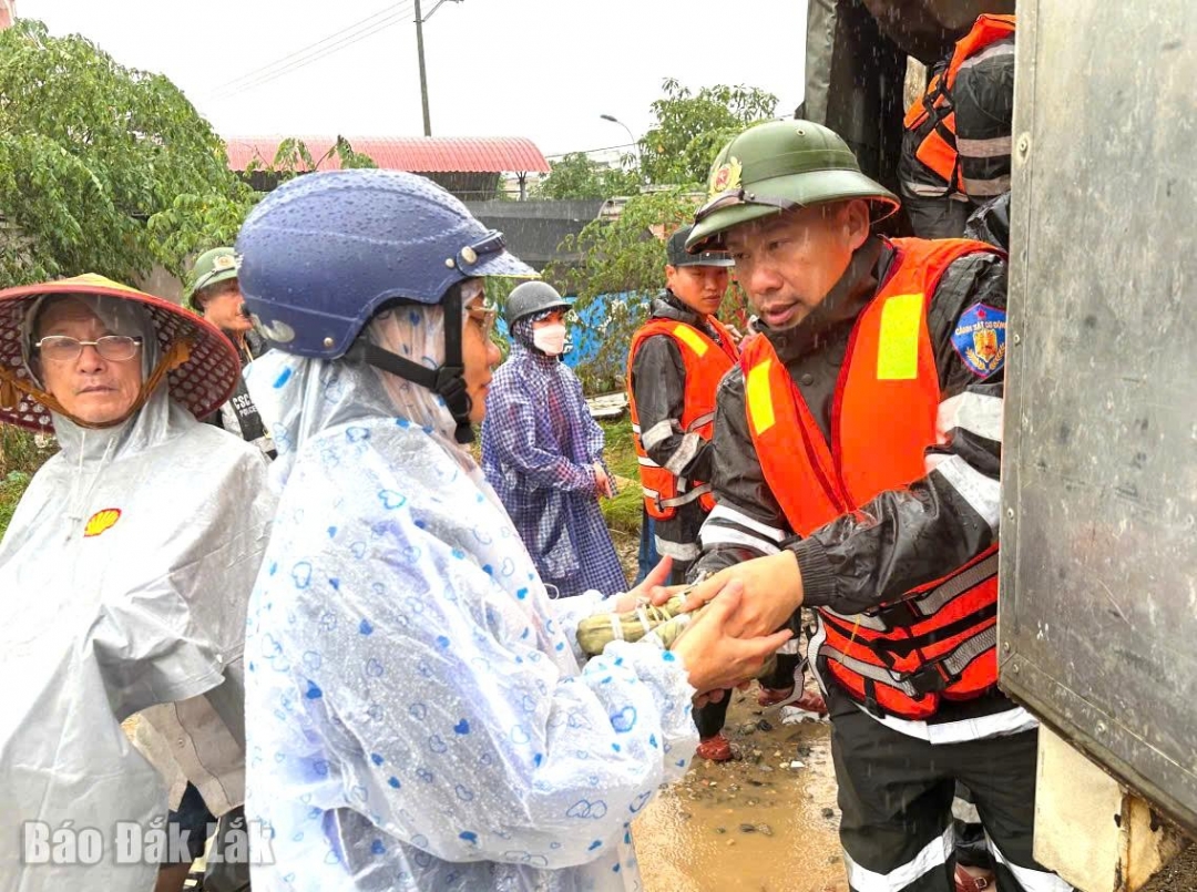 Trao tận tay người dân những chiếc bánh đã gói.