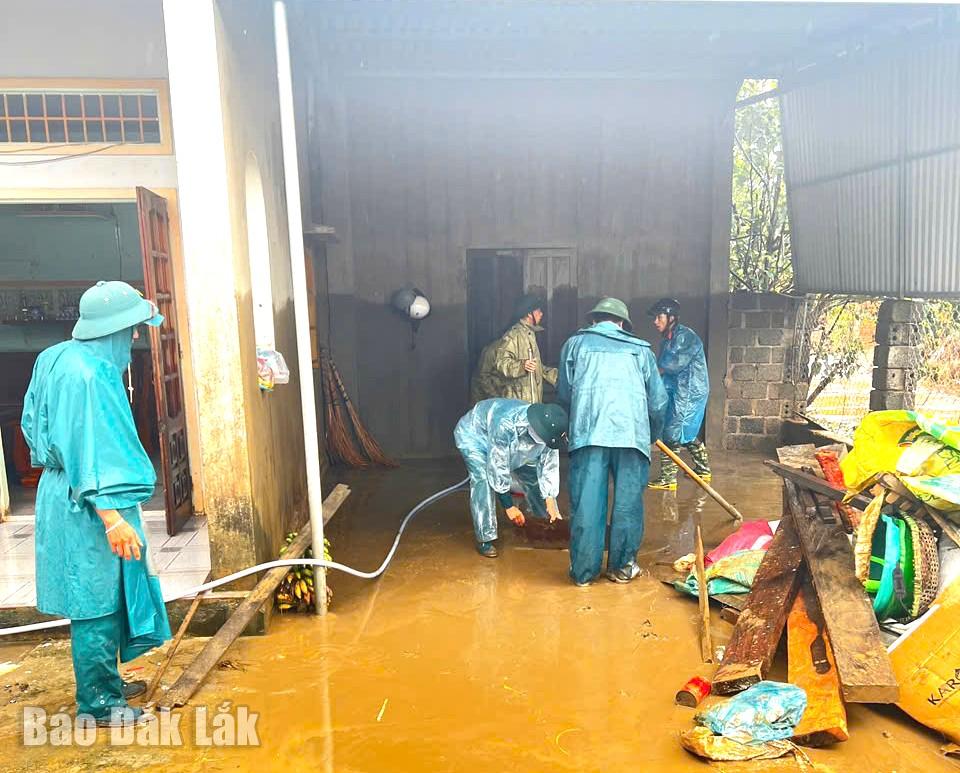 lực lượng xung kích hỗ trợ dọn vệ sinh nhà cửa cho các hộ dân có nhà bị ngập nước để ổn định cuộc sống