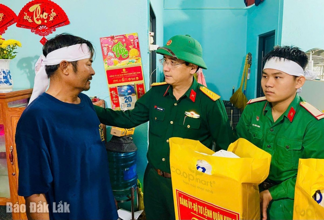 Đại tá Phan Đại Nghĩa chuyện trò, động viên người thân trong gia đình chiến sĩ 