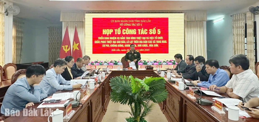 Đại tá Niê Ta, Ủy viên Ban Thường vụ Tỉnh ủy, Chỉ huy trưởng Bộ Chỉ huy Quân sự tỉnh chủ trì hội nghị