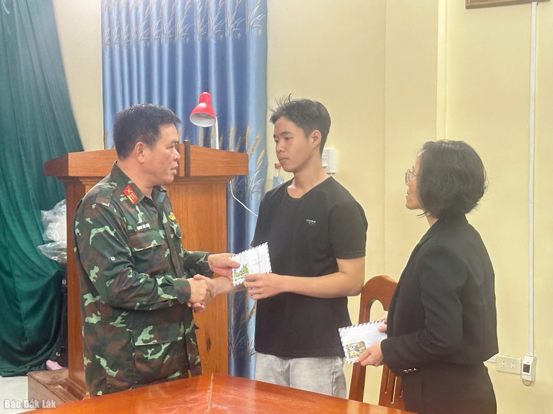 Đại tá Đinh Văn Hưng, Chính ủy Bộ Chỉ huy Quân sự thăm hỏi, tặng quà hỗ trợ gia đình cháu Phan Tiến Thịnh. 

