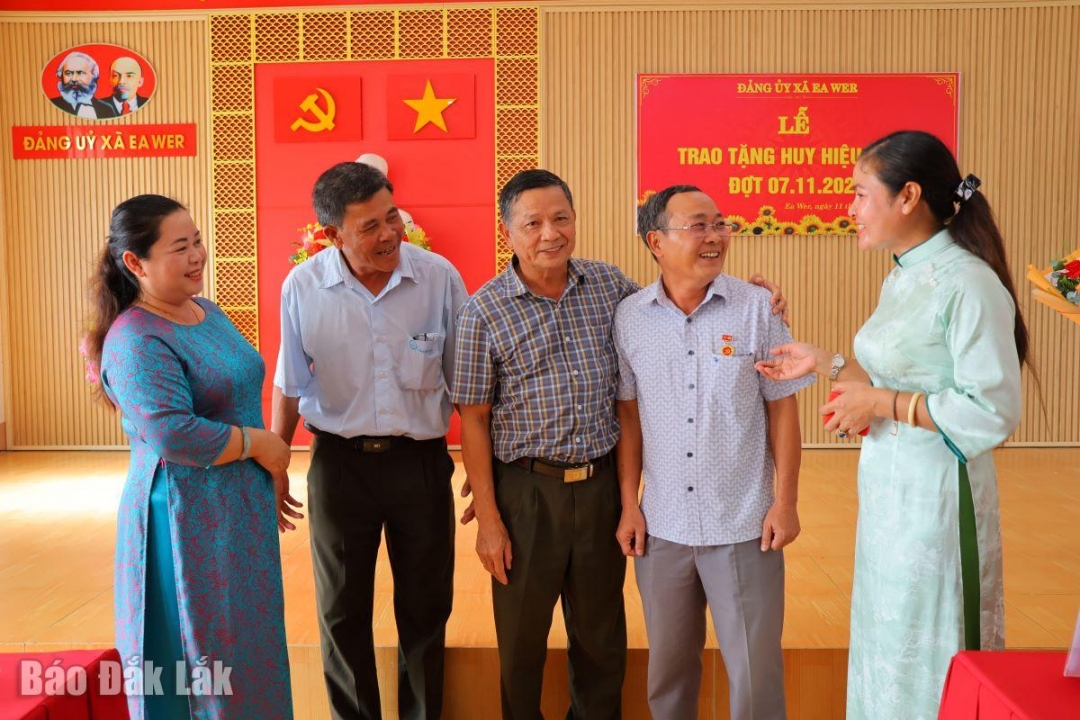 Ông Nguyễn Quốc Lập (thứ 2, từ phải qua) chuyện trò cùng lãnh đạo địa phương 