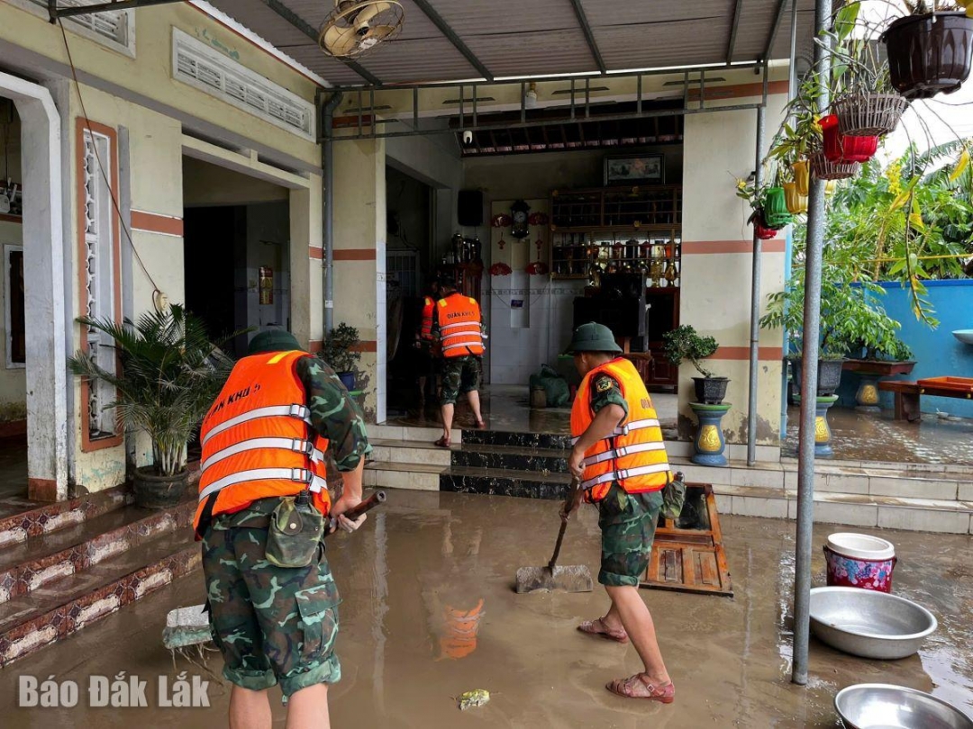 Cán bộ, chiến sĩ lực lượng vũ trang tỉnh giúp dân khắc phục hậu quả lũ lụt trên địa bàn xã