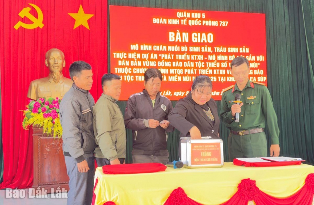 Người dân bốc thăm