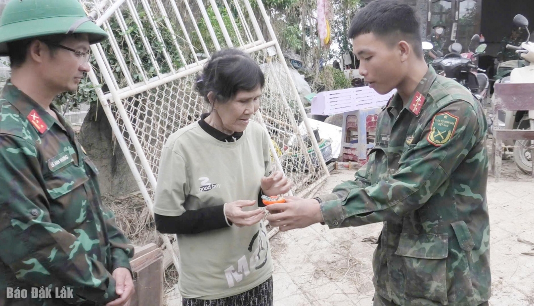 Kiệt cùng chỉ huy đơn vị trả lại vàng cho người mất.