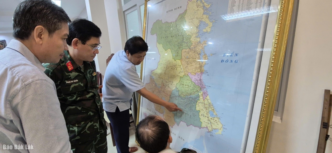 Các đồng chí lãnh đạo tỉnh và quân đội bàn phương án ứng phó với mưa lũ. Ảnh minh họa