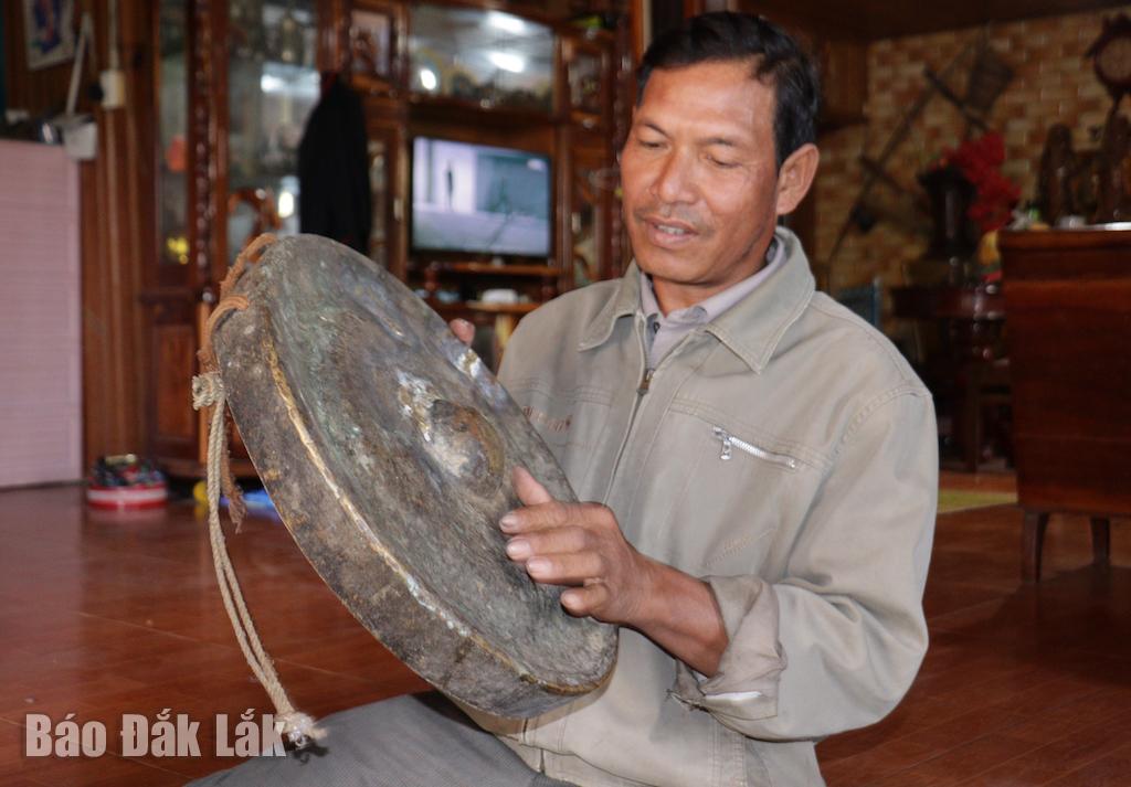 Ông Y Dem Byă - người có uy tín ở buôn Đôn- coi cồng chiêng là báu vật của đời mình.