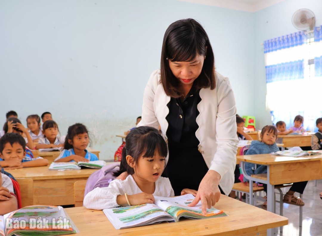 Hướng dẫn các em học sinh Trường Tiểu học Y Jút học bài.