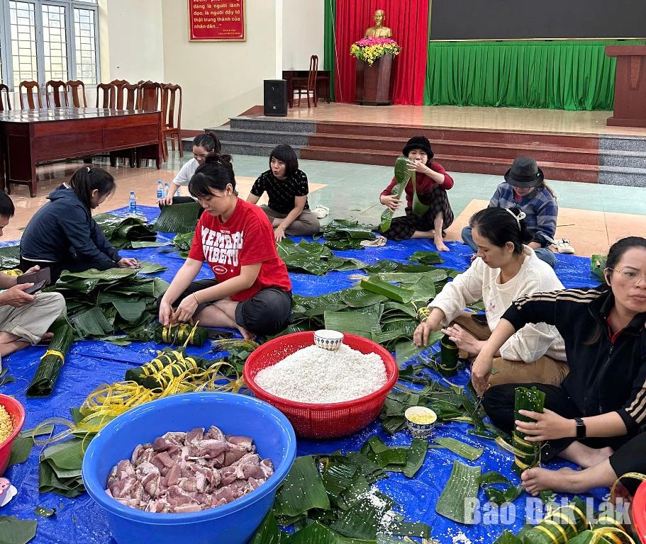 Nhiều người dân cũng tự nguyện đến góp công sức gói bánh để gửi tặng bà con vùng ngập lụt.