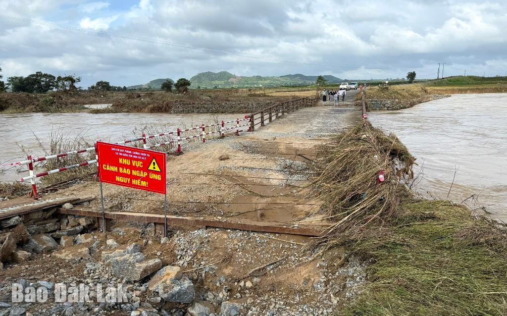 UBND xã Ea Ô đã chỉ đại cắm biển cảnh báo nguy hiểm tại cầu C 10.