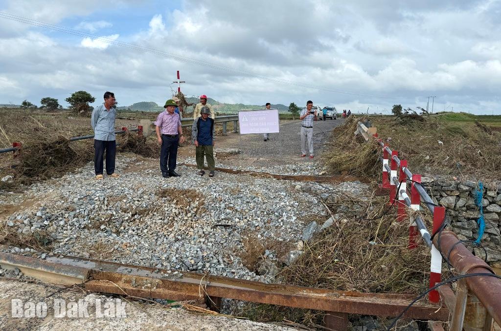 Chủ tịch UBND xã Ea Ô Nguyễn Thanh Bình (giữa) cùng các lực lượng kiểm tra hiện trạng của cầu C 10 nối xã Ea Ô và xã Ea Păl. 