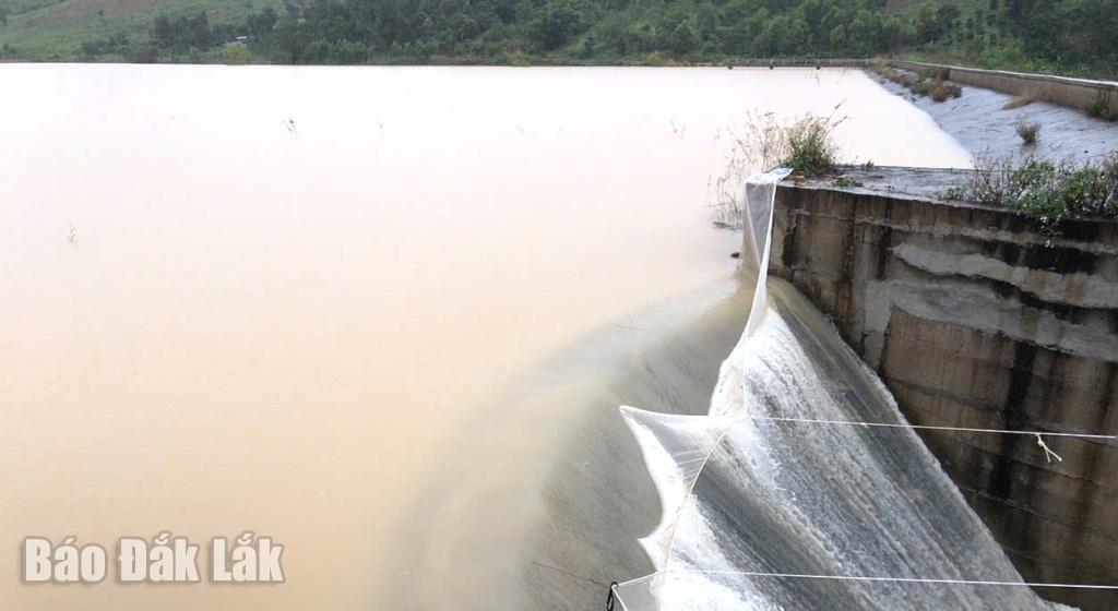 Mực nước tại hồ Ea Rơi, xã Ea Ô dâng cao. 