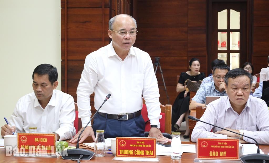 Phó Chủ tịch UBND tỉnh Trương Công Thái báo cáo tóm tắt kết quả thực hiện các nhiệm vụ của tỉnh.